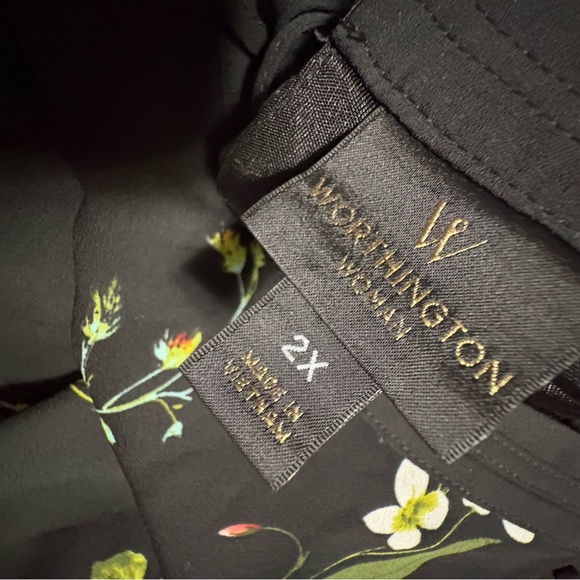 Floral Black Sleeveless Top - Picture 5 of 6